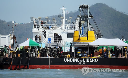 30일 오전 전남 진도군 조도면 병풍도 북쪽 3km 앞 사고 해상에서 민.관.군으로 구성된 구조대원들이 언딘(UNDINE)사의 구조전문 바지선에서 구조작업을 신중히 협의 하고 있다.