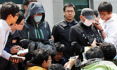 기자들에게 둘러싸인 청해진관계자 2명