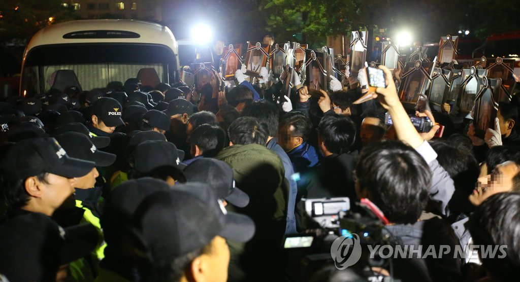 유족들 KBS 항의방문…간부 해임 요구