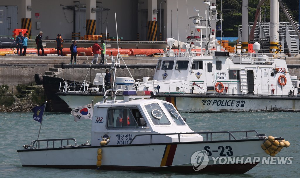 해경정 탑승 기다리는 실종자 가족