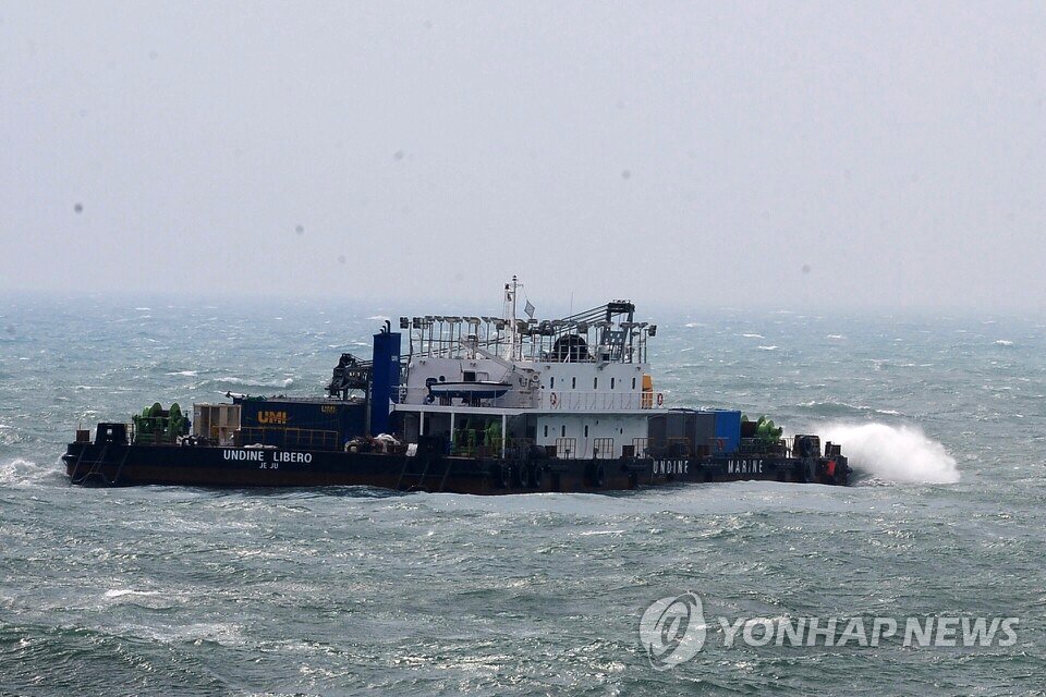 '풍랑특보' 바지선 위로 넘어오는 파도