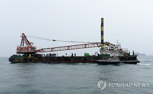 14일 오후 전남 진도군 관매도 인근 사고 해역에서 실종자 수색이 계속되고 있다.
