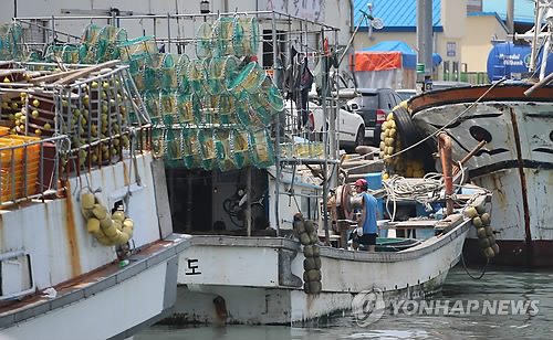 세월호 침몰 사고 발생 31일째인 16일 오후 전남 진도군 임회면 서망항에서 꽃게잡이 배가 출항 준비를 하고 있다.