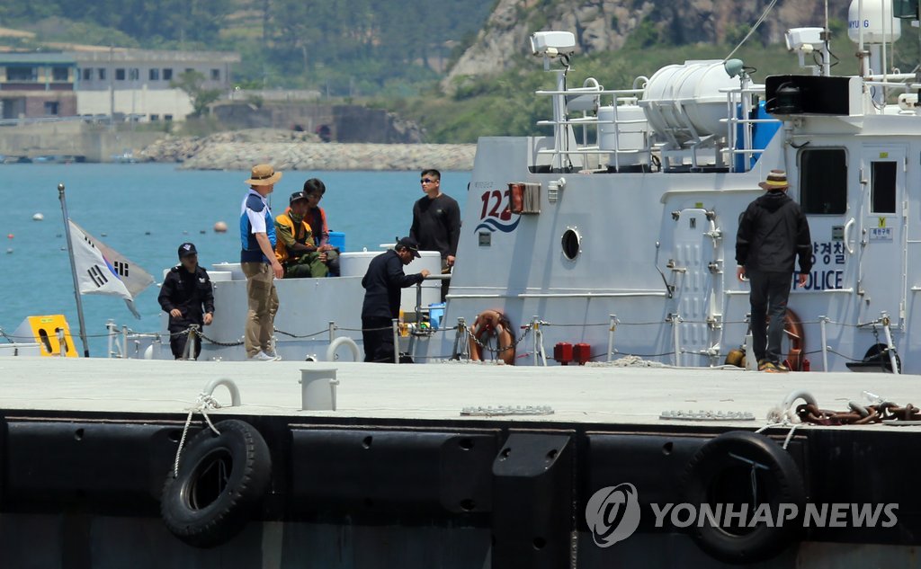 사고 해역 향하는 민간 잠수사들