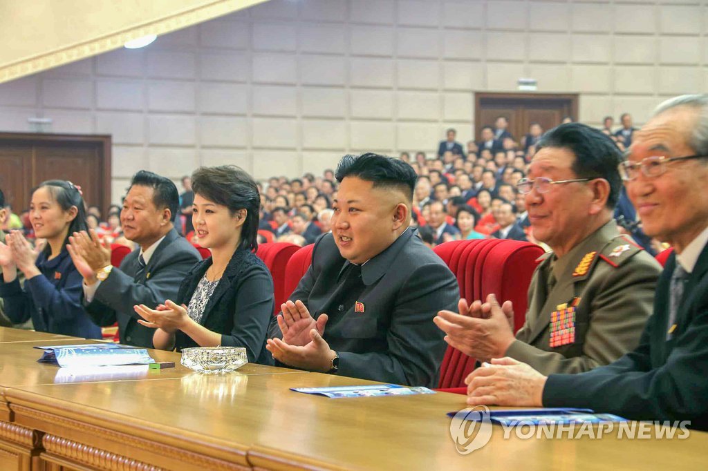 北김정은 부부, 예술인대회 축하 모란봉악단 공연 관람