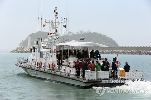 사고 해역 향하는 민간 잠수사들