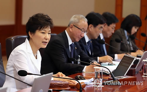 국무회의서 발언하는 박 대통령