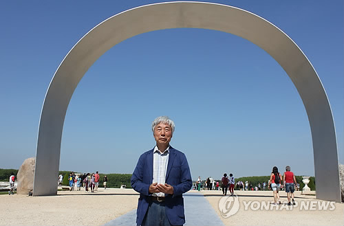 베르사유궁에 전시된 자신의 작품 앞에 선 이우환