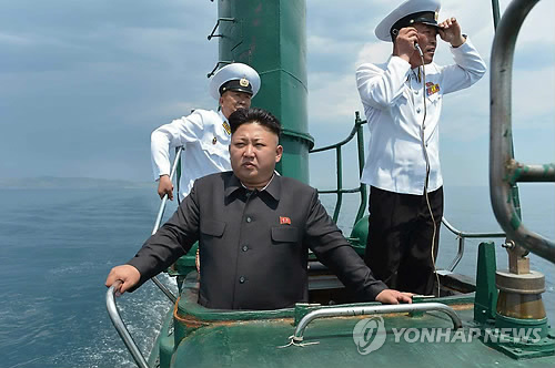 동해함대사령부 시찰하는 김정은