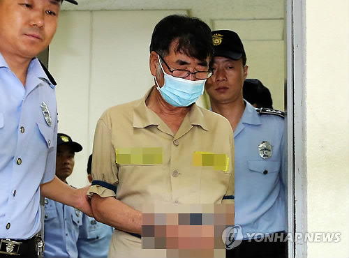 눈감아 시선피하는 이준석 선장