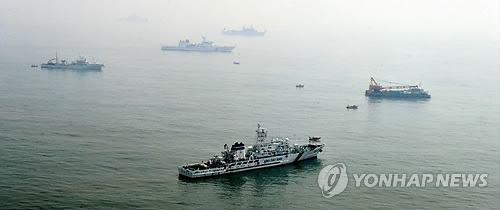 11일 오후 세월호가 침몰한 전남 진도 앞바다 사고 해역에서 민관군 합동 구조대가 수색작업을 준비하고 있다. (연합뉴스 자료사진)