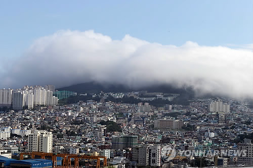 봉래산 뒤덮은 해무