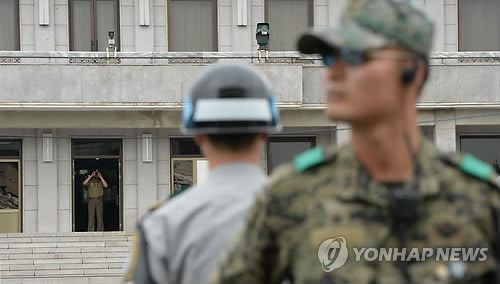 남북은 15일 판문점에서 장성급 군사회담을 비공개로 개최한 것으로 알려졌다.
파주 DMZ 내 판문점에서 우리 군 장병과 북한군 경비대가 각각 경계 근무를 서고 있다. (연합뉴스 자료사진)