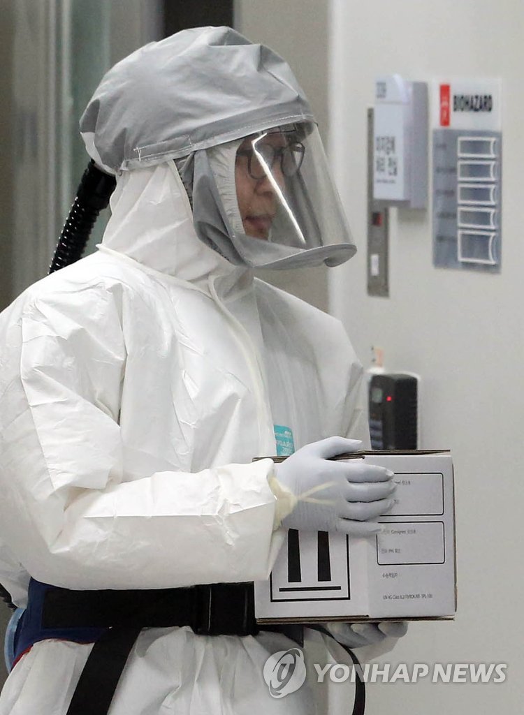 8월 4일 충북 청주시 흥덕구 질병관리본부 특수실험동에서 연구원들이 에볼라 바이러스 국내유입에 대비해 검사 및 처리과정을 시연하고 있다. (연합뉴스 자료사진)
