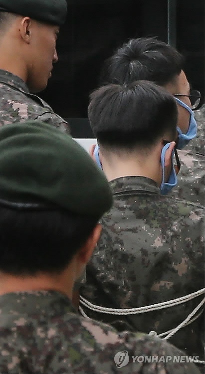 지난해 8월 경기도 동두천시 육군 28사단 보통군사법원에서 윤 일병 사망 사건 주범 이모(25) 병장(행렬 선두)이 호송차량으로 이동하고 있다. <<연합뉴스 자료사진>>