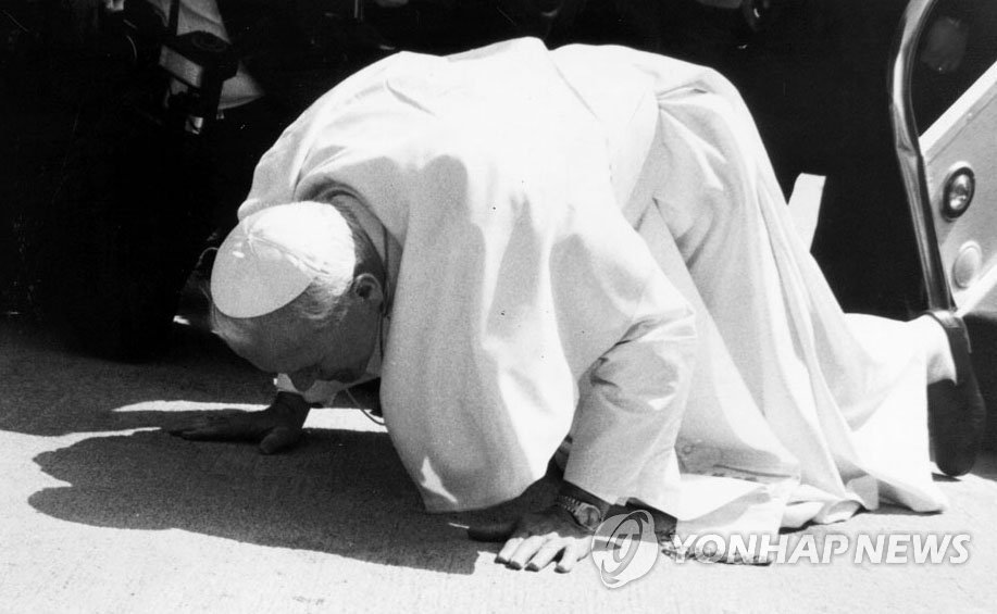 1984년 5월 3일 김포공항에 도착한 교황 요한 바오로 2세가 땅에 입을 맞추고 있다. (연합뉴스 자료사진)