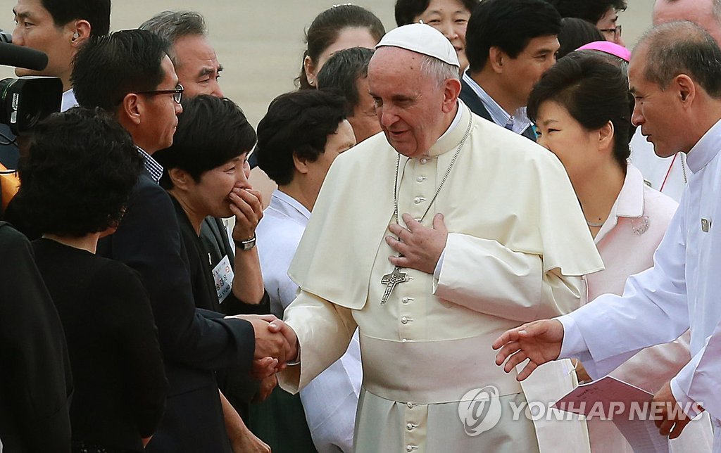 <교황방한> 세월호 유가족에게 위로의 말 전하는 교황