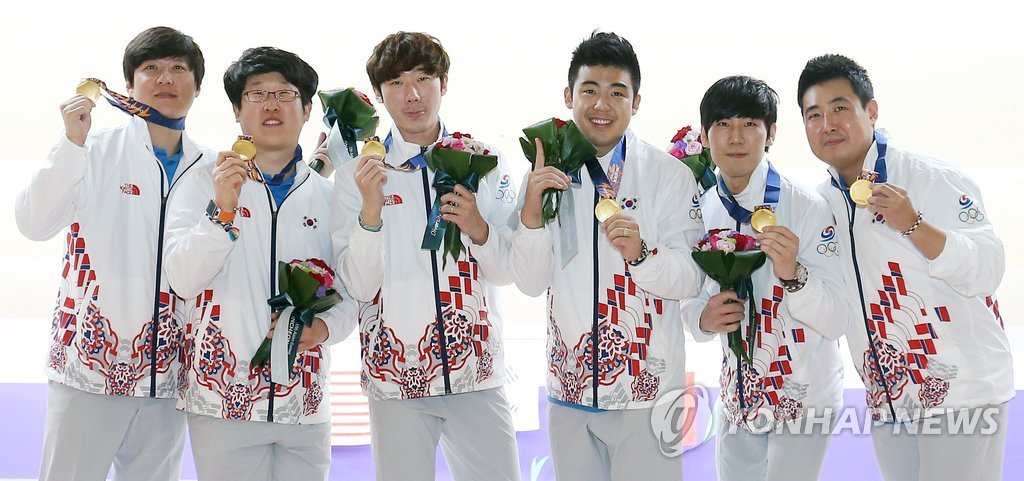인천 아시안게임 남자 5인조 금메달 시상식에서 동료들과 기뻐하는 강희원(오른쪽)[연합뉴스 자료사진]
