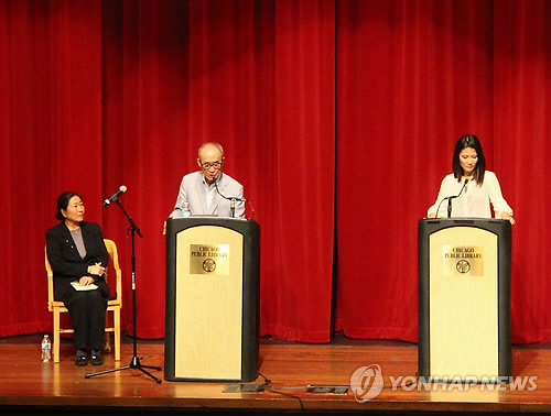 (시카고=연합뉴스) 김 현 통신원 = 고은 시인이 시카고 해롤드 워싱턴 도서관내 신디프리츠커홀에서 시낭송을 하고 있다. 외쪽은 작품 설명 통역을 맡은 박찬경씨, 오른쪽은 영역 시를 읽은 시카고 CBS방송 리포터 수재나 송. 2014.10.4 chicagorho@yna.co.kr