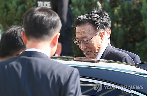 차에 오르는 北 김양건 노동당 통일전선부장