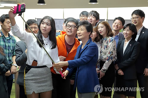 청년 벤처사업가들과 셀카 찍는 박 대통령