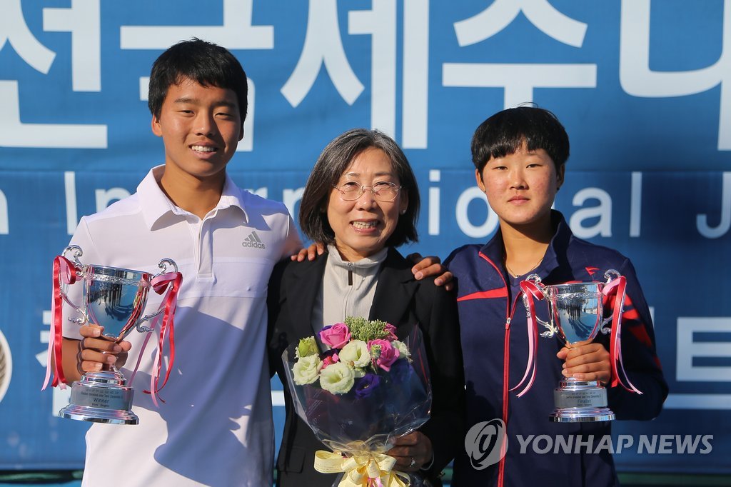 2014년 이덕희배 대회에 참석한 이덕희 여사(가운데)와 정윤성(왼쪽), 김다빈. 