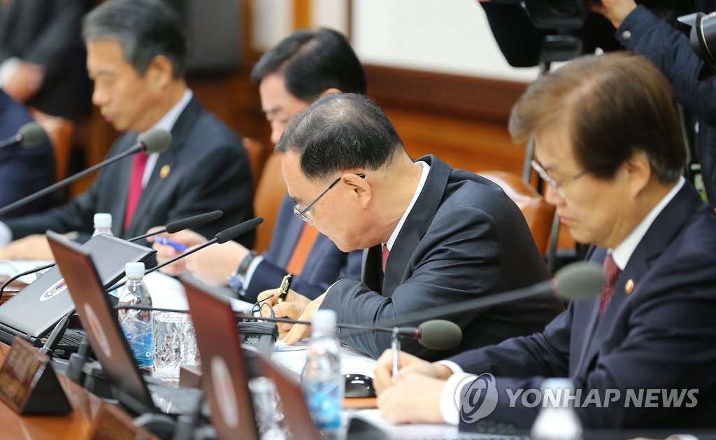 공무원 연금개혁 결의문 서명하는 국무위원들