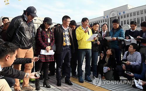 기자회견하는 유가족