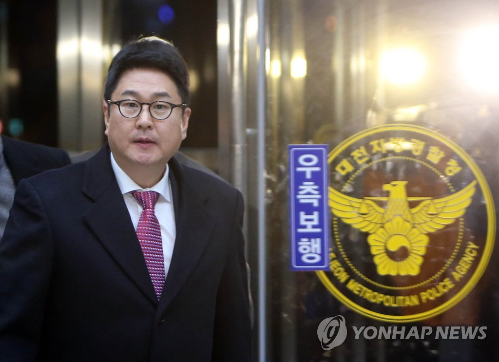 아동·청소년의 성보호에 관한 법률 위반 혐의를 받는 이석우 다음카카오 공동대표가 지난달 10일 조사를 받으려고 대전경찰청사로 들어오고 있다. (연합뉴스 자료사진)