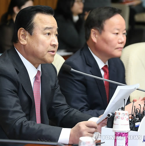 발언하는 이완구 원내대표