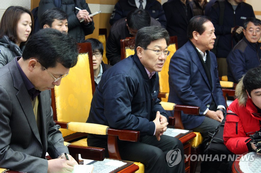 원전 인근 주민 만나는 윤상직 산업장관