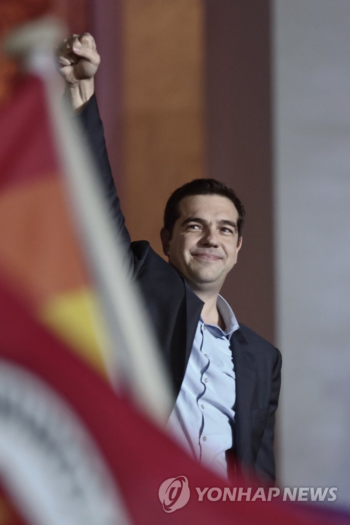 주먹 불끈 쥔 차기 그리스 총리