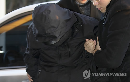 차에서 내리는 '청와대 폭파 협박범' 강모씨