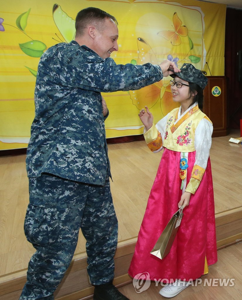 지난해 졸업식서 '미군과 졸업생'(연합뉴스 자료사진)