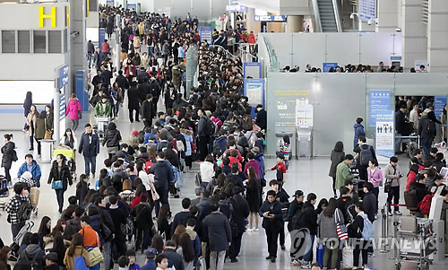 인파로 북적이는 인천공항(연합뉴스 자료사진)