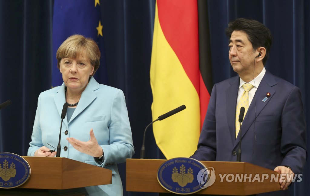 (AP=연합뉴스) 일본을 방문 중인 앙겔라 메르켈 독일 총리(왼쪽)가 9일 도쿄의 총리 관저에서 아베 신조 일 총리와 공동 기자회견을 하고 있다. 
