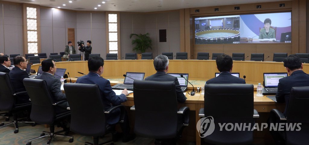 박근혜 대통령 모두 발언 듣는 세종청사 국무위원들