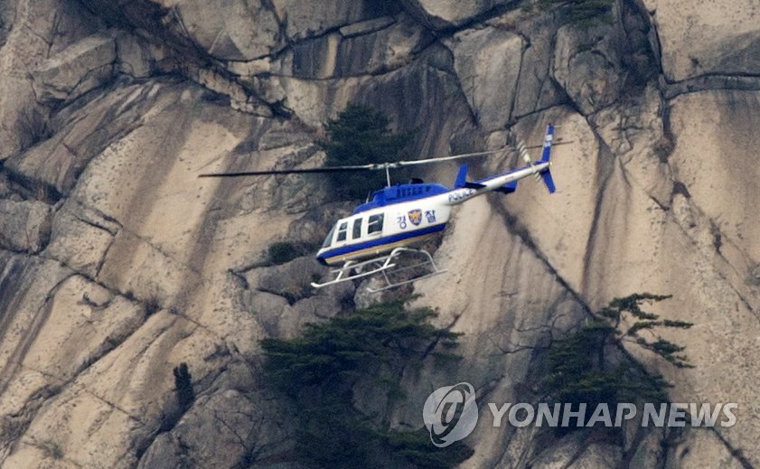 9일 오전 경찰 헬기가 북한산 일대를 수색하고 있다.