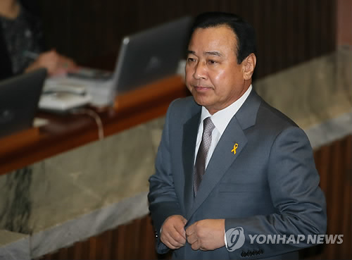 옷매무새 고치는 이완구 총리