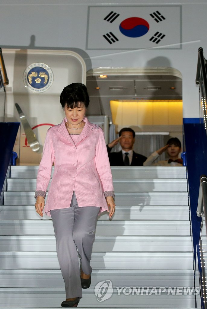 중남미 4개국을 순방중인 박근혜 대통령이 18일 오후(현지시간) 두번째 순방지인 페루 리마 호르헤차베스 국제공항에 도착, 전용기에서 내리고 있다.