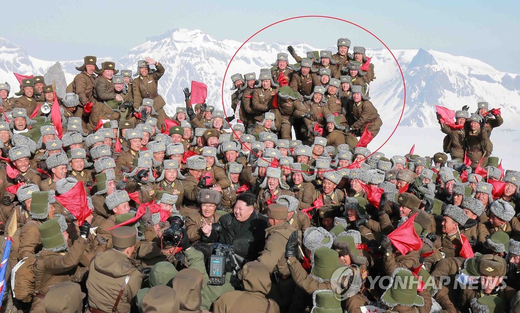 북한, 김정은 백두산 등반 사진 조작의혹
