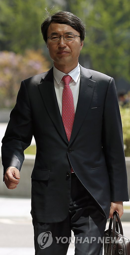 박준호 전 상무가 지난 21일 오후 조사를 위해 서초동 고등검찰청으로 들어가고 있다. 