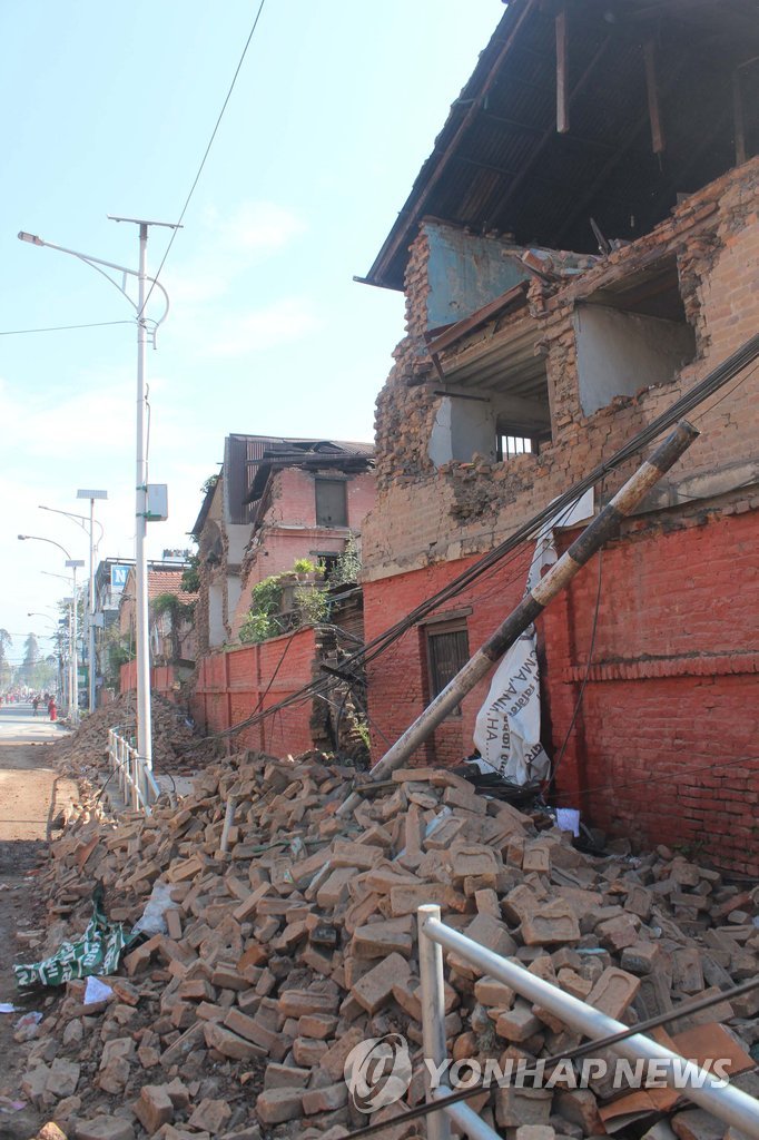 네팔 강진에 무너진 주택들