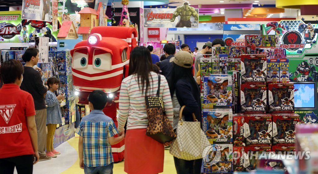 어린이날을 하루 앞둔 4일 오후 서울의 한 대형마트 장난감 매장을 찾은 어린이와 부모들이 장난감을 고르고 있다. 