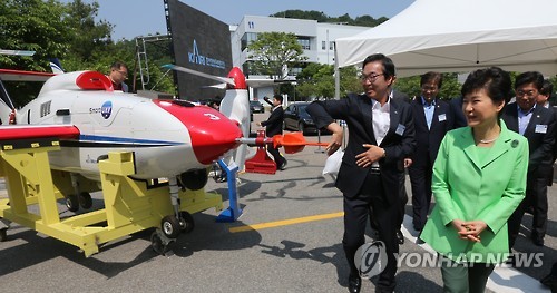 무인항공기 설명 듣는 박 대통령