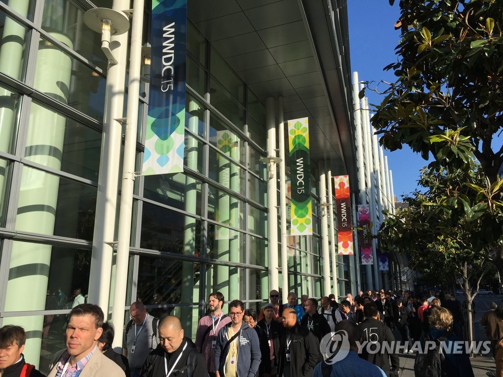 입장기다리는 애플 세계 개발자 대회 'WWDC 2015' 참가자