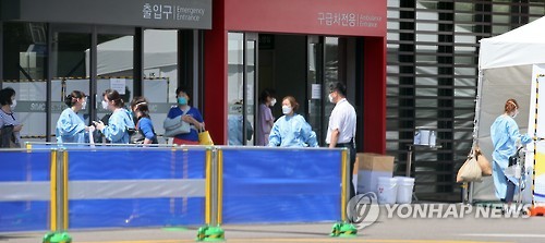 서울삼성병원 응급실 입구에서 의료진과 환자들이 분주하게 움직이고 있다.
