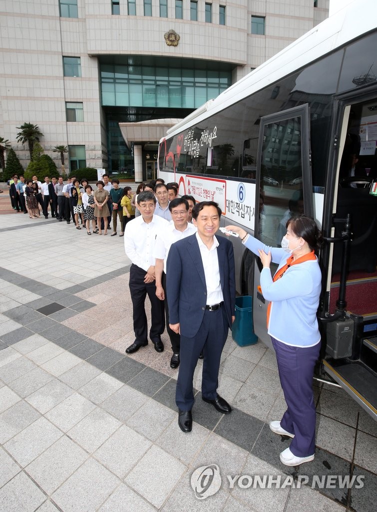 헌혈 앞서 발열검사받는 김기현 시장