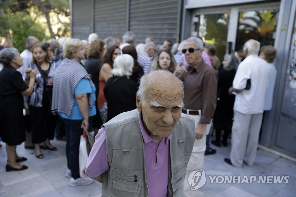 그리스 일부 은행, 연금수급자 한정 영업 재개