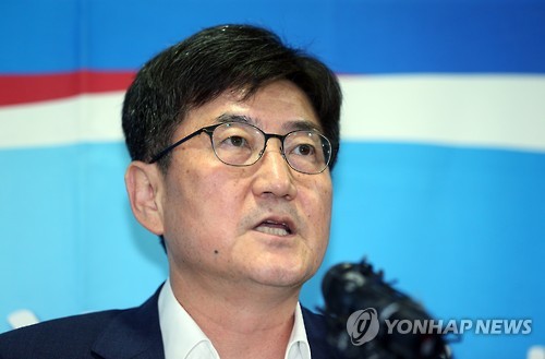 심의결과 발표하는 관세청 차장
